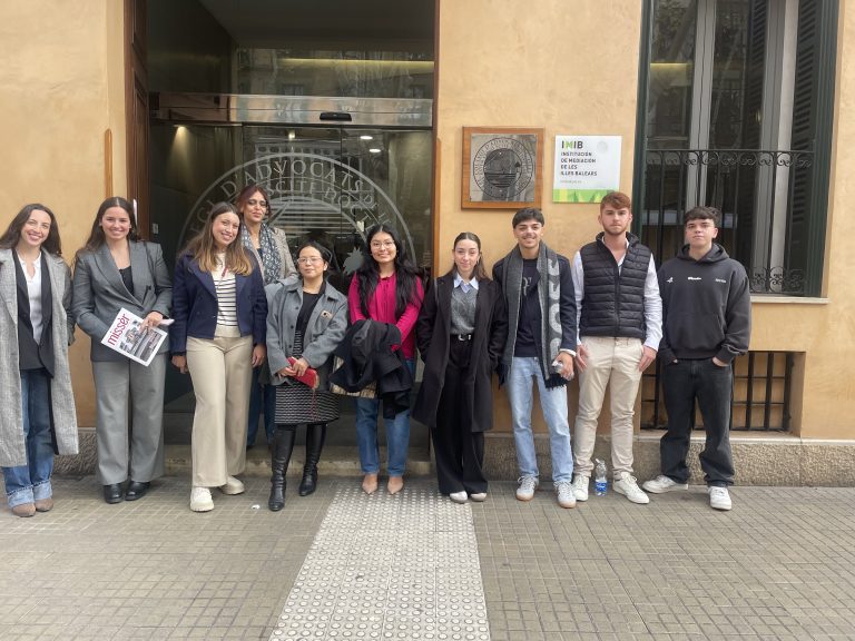 Estudiantes de Derecho de la UIB viven la experiencia «Abogados por un día» en la Jornada de Puertas Abiertas del Colegio de Abogados de las Islas Baleares de la mano de la Clínica Jurídica
